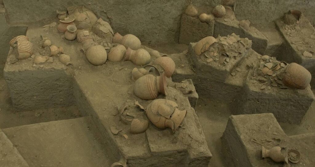 หลุมขุดค้นที่มีภาชนะดินเผาวางอยู่ในชั้นดิน แหล่งโบราณคดีบ้านเชียง
