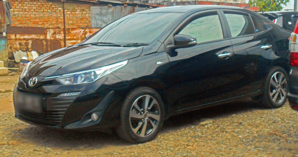 Toyota Vios สีดำ มุมหน้าด้านซ้าย (ภาพตัวอย่าง)