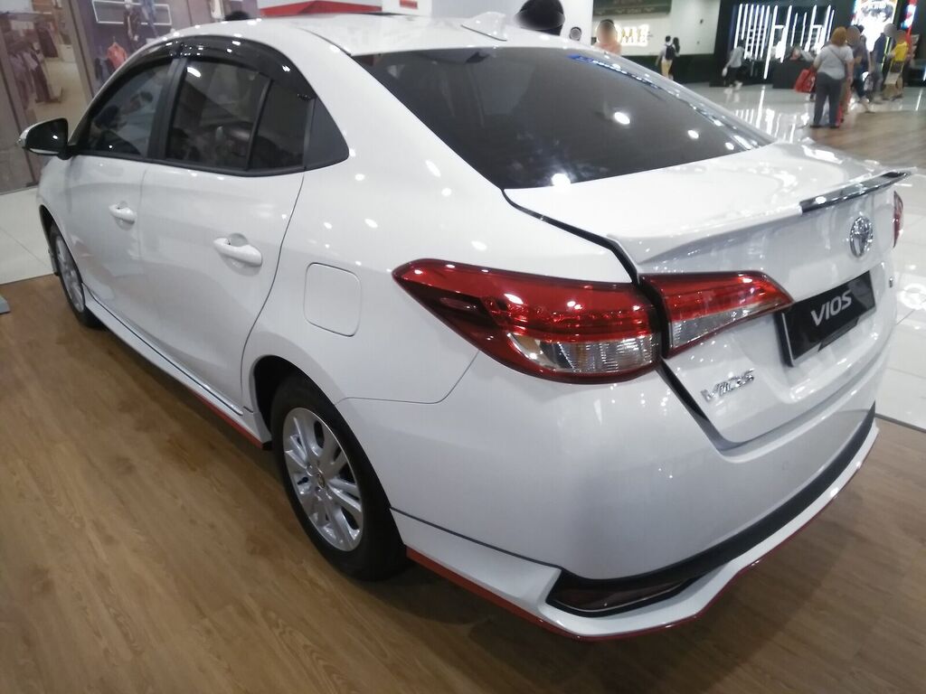 Toyota Vios สีขาว มุมท้ายรถ (ภาพตัวอย่าง)